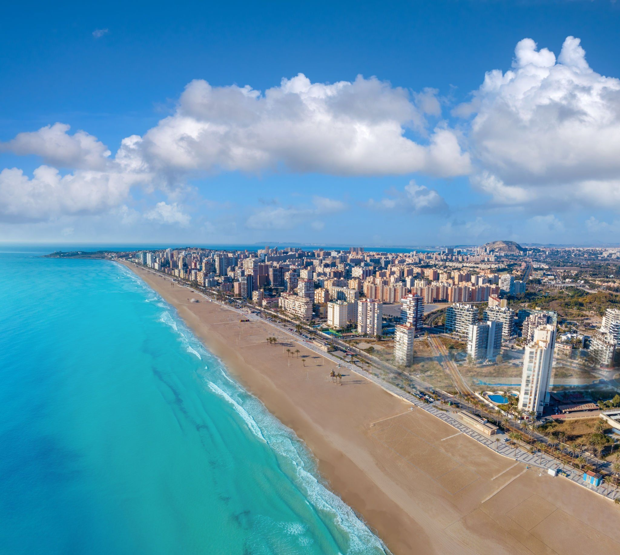 Vista aérea panorámica de Playa de San Juan en Alicante, entorno de los entrenamientos TL10